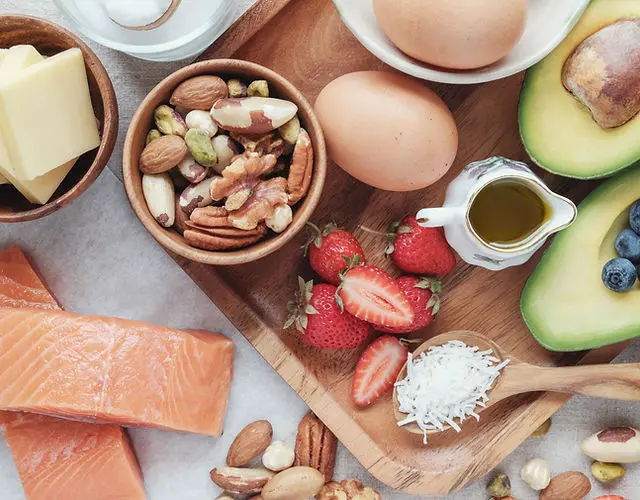 Un plateau avec des aliments sains de toutes sortes.