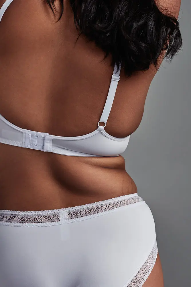 Le corps d&#39;une femme en sous-vêtements blancs